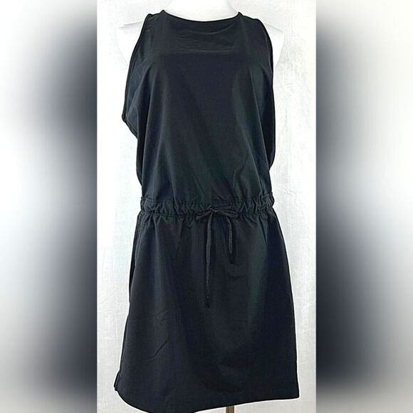 Stay Stylish and Comfortable with The North Face Dress - Picture 1 of 8